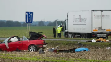 Tragická nehoda osobního vozu s kamionem u Klecan nedaleko Prahy