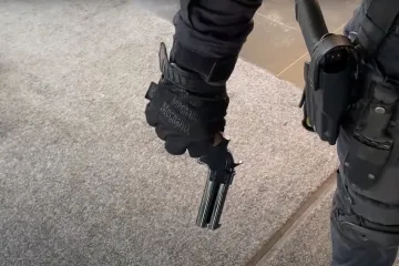 Zbraň, kterou muž v Brně ohrožoval lidi v kancelářské budově, byla podle policie funkční