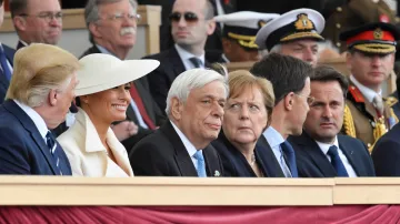 Donald Trump s manželkou Melanií, vpravo německá kancléřka Angela Merkelová