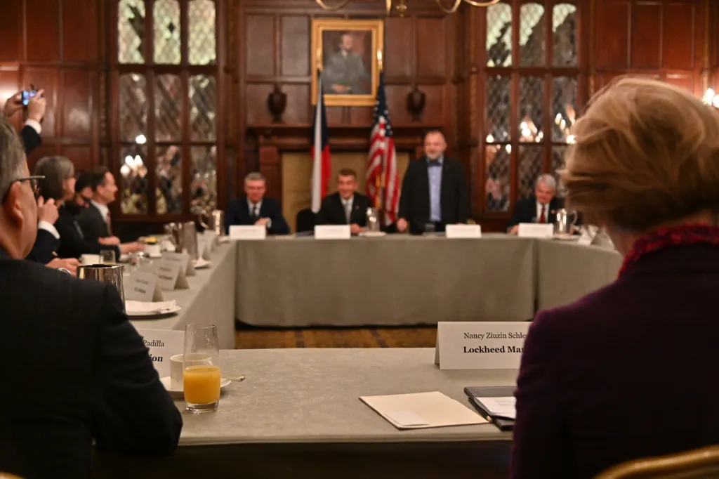 Premiér Babiš jednal ve Washingtonu s americkými investory o vstupu čtvrtého mobilního operátora na český trh nebo o rozšíření moderních zdravotnických technologií do Česka.