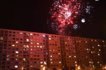 Zrušené oslavy i zakázaná pyrotechnika. Silvestrovskou noc změní covid i městská nařízení