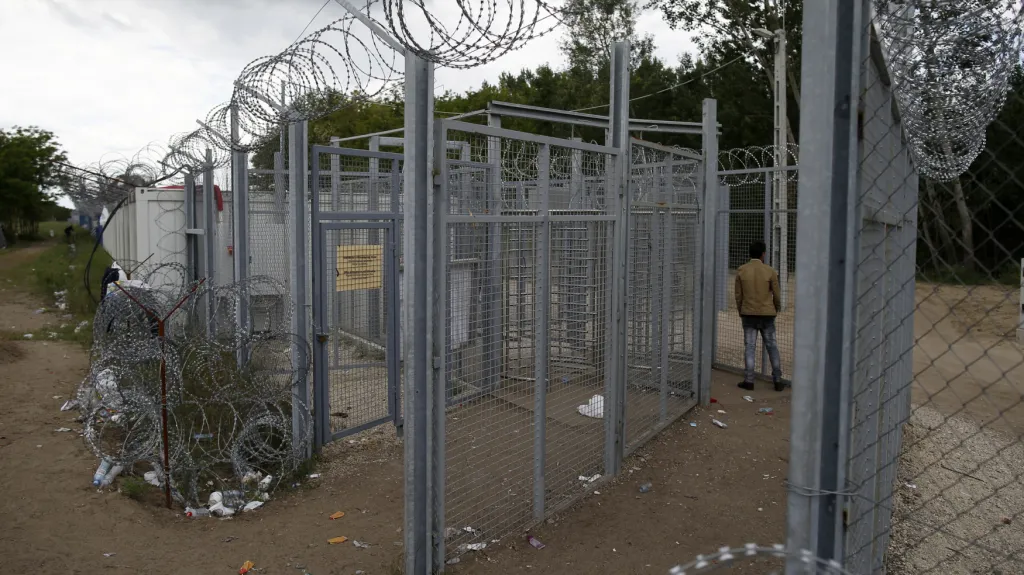 Plot proti přílivu běženců na maďarsko-srbské hranici