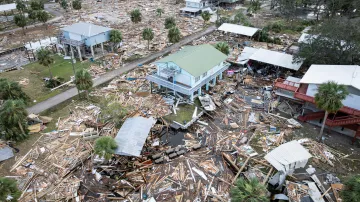 Pohled z dronu ukazuje zaplavenou a poškozenou oblast po hurikánu v Horseshoe Beach na Floridě