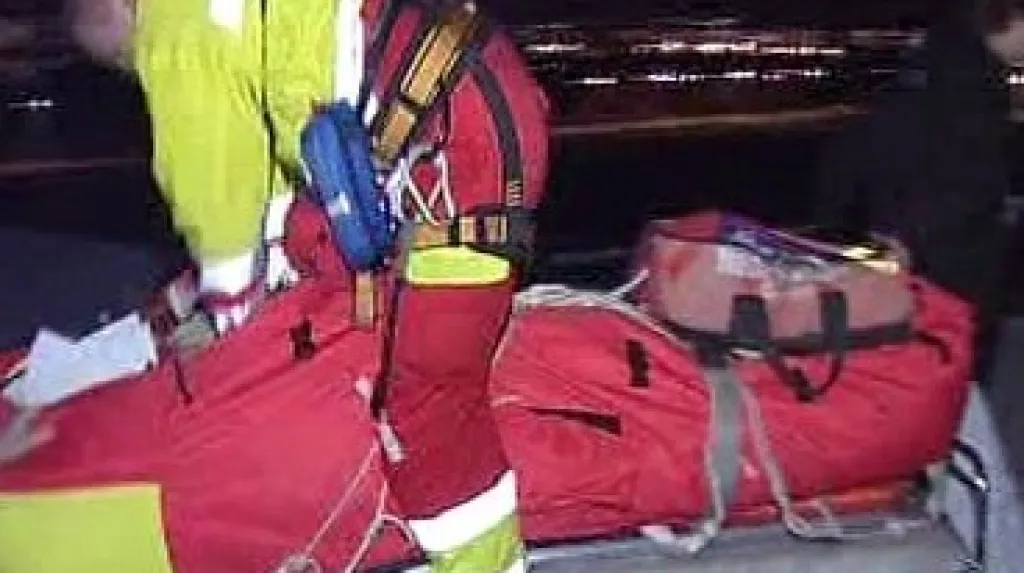 Záchranáři oživují zavalenou skialpinistku