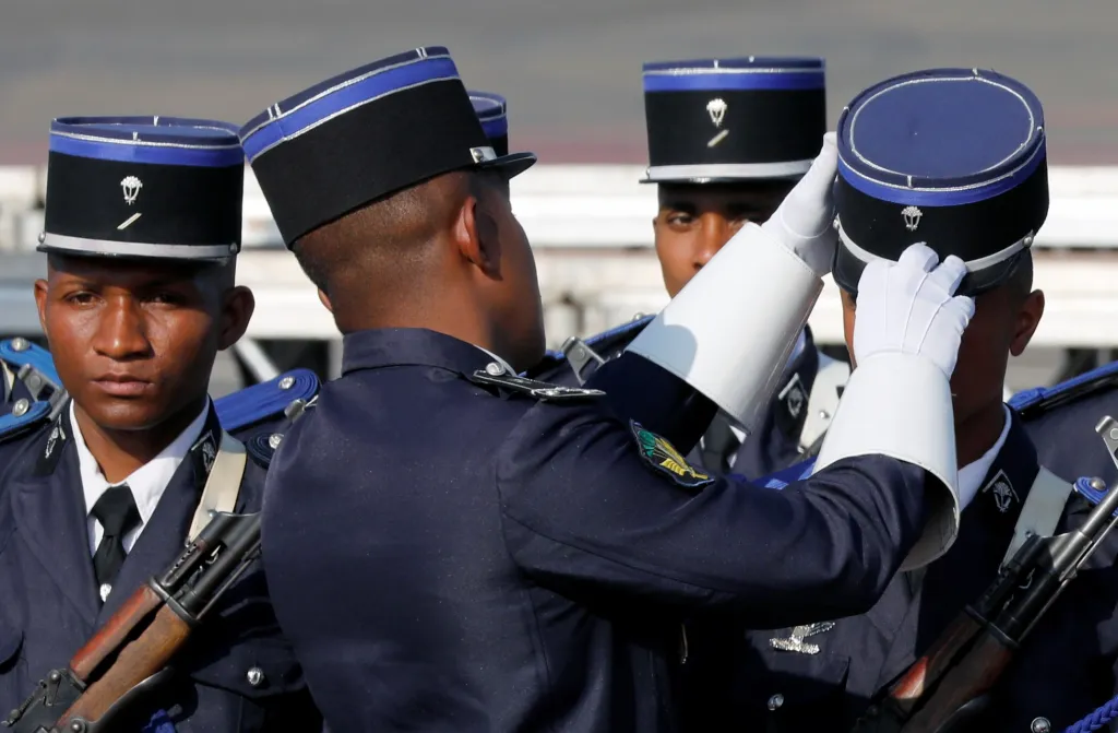 Důstojník madagaskarské armády upravuje uniformu jednoho z kadetů před uvítacím ceremoniálem.