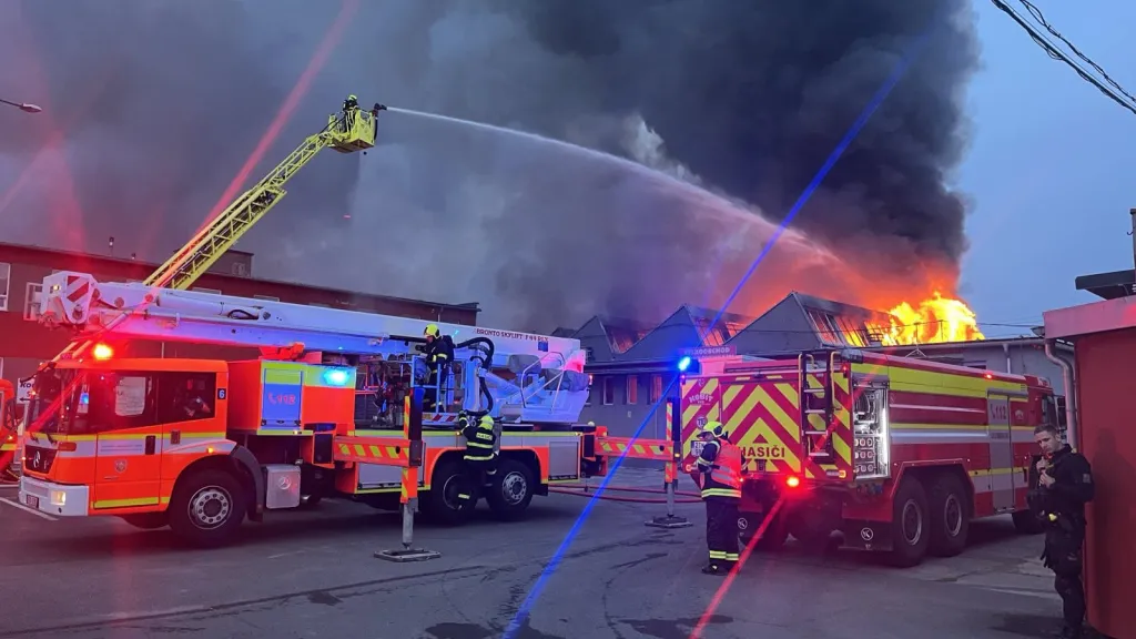 Požár odpadu v hale v Ostravě-Třebovicích