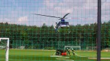 Vrtulník nabírá vodu na místním fotbalovém hřišti