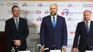 Končící náměstek Jakub Unucka (vlevo), současný hejtman Josef Bělica (ANO) a další náměstek Lukáš Curylo (KDU-ČSL)