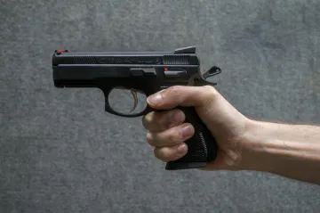 Vězeňský dozorce dostal za přepadení banky sedm let. S dopadením pomohli policisté ze Slovenska