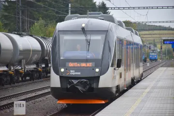 Jednotnou jízdenku si za první tři měsíce koupilo přes 145 tisíc lidí. Komerční spoje by se mohly zapojit do konce roku