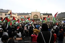 Desetitisíce muslimů se vydaly do ulic vyjádřit podporu Gaze. Pálili izraelské vlajky