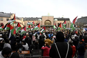 Desetitisíce muslimů se vydaly do ulic vyjádřit podporu Gaze. Pálili izraelské vlajky