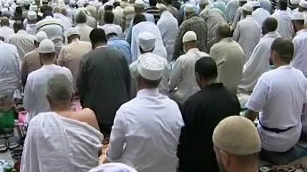 Muslimové při modlitbě