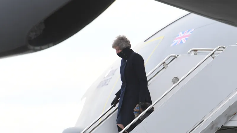 Mayová při příletu do Filadelfie