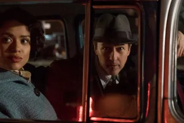 Filmová upoutávka týdne: Detektiv navzdory Touretteovu syndromu. Norton líčí Temnou tvář Brooklynu