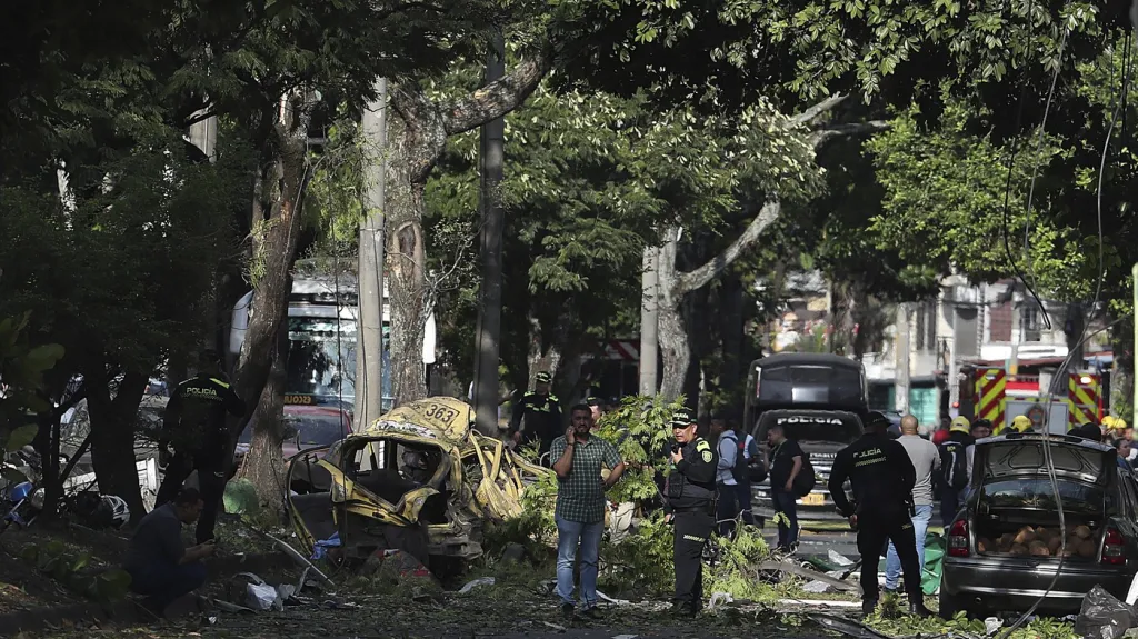 Místo exploze před vojenskou leteckou základnou v kolumbijském Cali