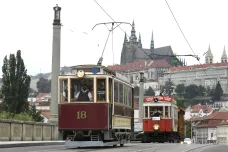 Prahou projely historické tramvaje, připomínaly 130 let od zahájení elektrické dopravy