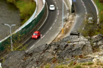 Ze skály v karlovarské Slovenské ulici padají stokilové kameny. Město ji musí sanovat a plánuje opravy dalších