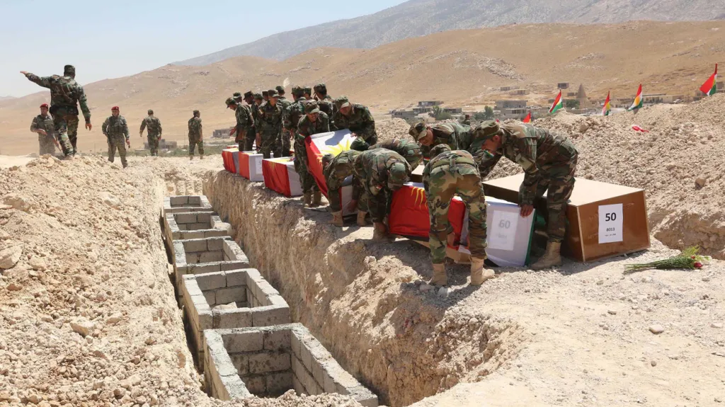 Kurdští pešmergové pohřbívají ostatky zavražděných jezídů