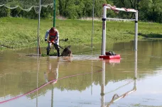 Hladiny řek na Moravě postupně klesají, lidé začínají uklízet a počítat škody