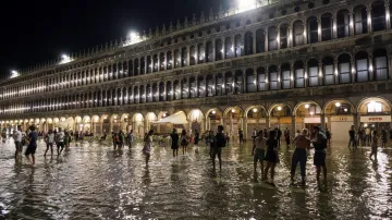 Benátské záplavy způsobuje kombinace faktorů posilovaných klimatickou změnou. Hladina moře stoupá a také přílivy jsou neobvykle vysoké, zatímco samotné město se postupně propadá