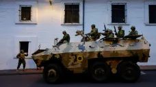Vojáci na obrněném vozidle v historickém centru Quita