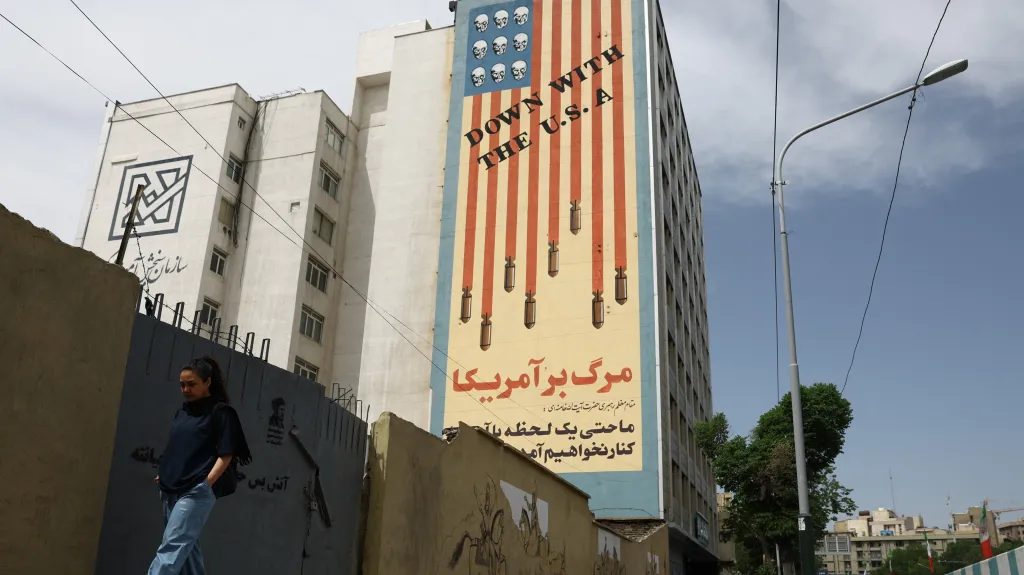 Mural bojující proti USA na budově v Teheránu