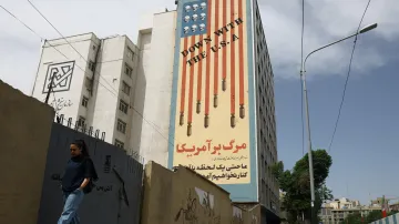 Mural bojující proti USA na budově v Teheránu