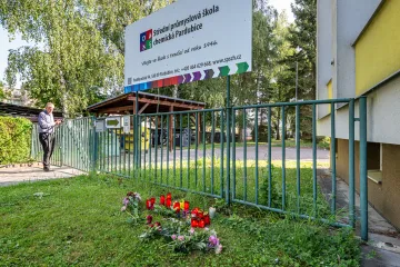 Policie obvinila z vraždy mladíka, který napadl dívku u školy v Pardubicích