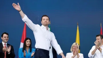 Francouzský politik Jordan Bardella z frakce Patrioti pro Evropu. Vlevo v pozadí předseda strany Motoristé sobě Petr Macinka