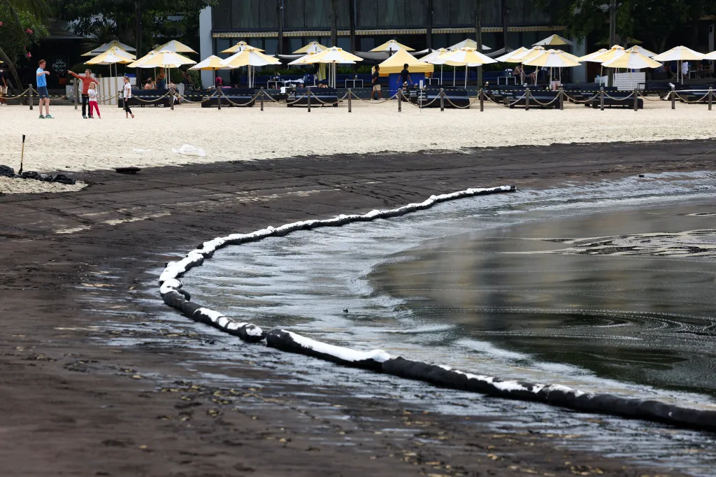 Pohled na ropnou skvrnu na pláži Tanjong
