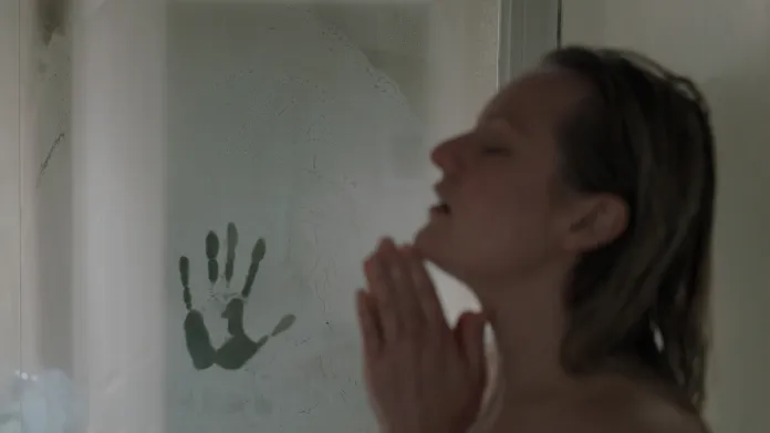 Elisabeth Mossová ve filmu Neviditelný