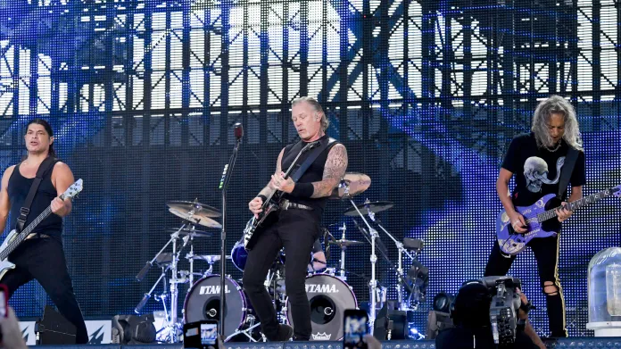 Baskytarista Robert Trujillo, kytarista a zpěvák James Hetfield a kytarista Kirk Hammet