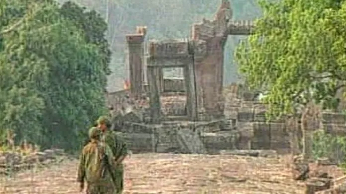 Vojáci u chrámu Preah Vihear, o nějž vedou spor Thajsko s Kambodžou