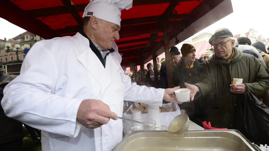 Primátor Svoboda nalévá polévku