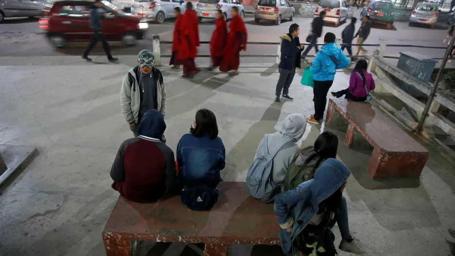 Mladí Bhútánci v centru Thimphu