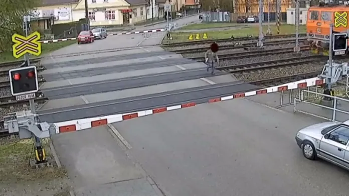 Policejní kamera zachytila srážku vlaku s chodcem na přejezdu v Rájci-Jestřebí. Muž utrpěl zranění, ale přežil