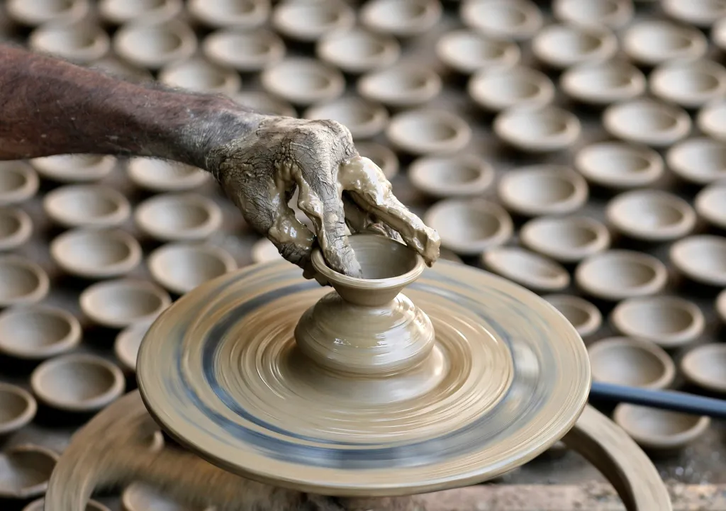 Řemeslník vyrábí v dílně hliněné lampy, které se používají ke zdobení chrámů a domovů během hinduistického festivalu světel Diwali v indickém Ahmadábádu