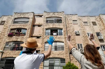 Sirény po celém Izraeli připomněly oběti holocaustu, přeživší zažehli pochodně