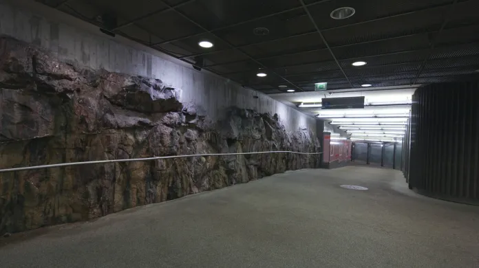 Podzemní podchod pod centrem Helsinek s odhaleným žulovým masivem
