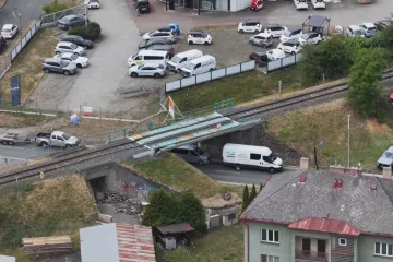 Klatovskou „gilotinu“ nahradí vyšší a širší železniční most