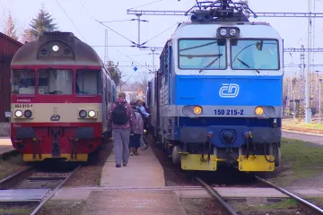 Z Chlumce je to do Prahy blíž než z Hradce, přesto jsou jízdenky dražší. Starosta se zlobí na dráhy