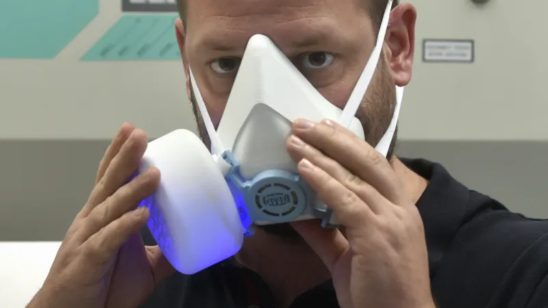 Roman Fojtík ukazuje reaktorový filtr