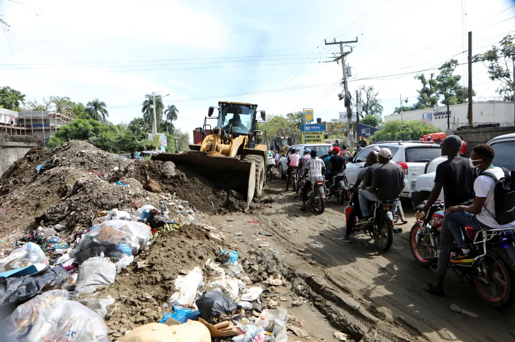 Povodně na Haiti zasáhly města i vesnice. Tisíce lidí musely být evakuovány