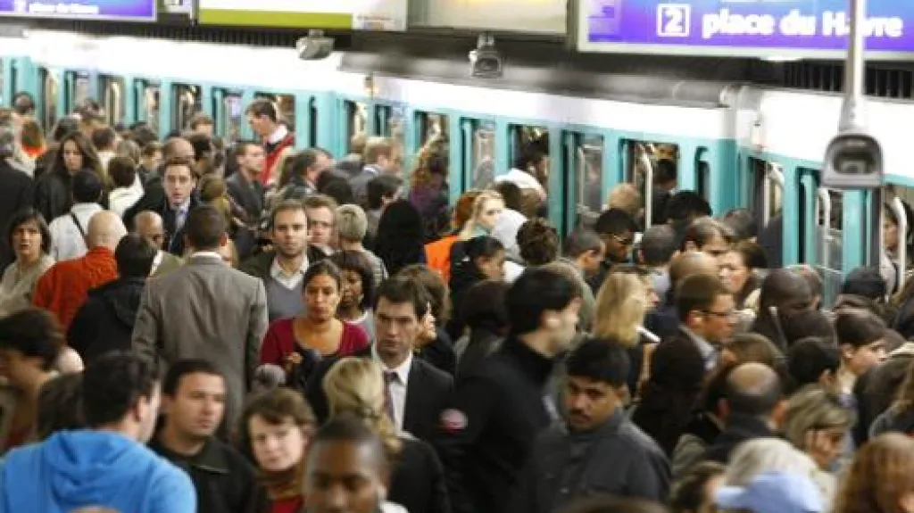 Přeplněné pařížské metro