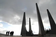 Památník, který připomíná masakr ve vypálené osadě Ploština, nechá Zlínský kraj opravit a rozšířit