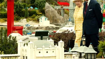 Královna Alžběta II a vévoda z Edinburghu si prohlíží přístav v Brightonu a Buckinghamský palác postavený z kostiček Lega během jejich návštěvy Legolandu ve Windsoru (2003)
