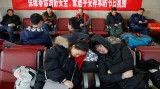 Čekající pasažéři na pekingském nádraží