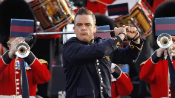 Robbie Williams zahájil koncert na počest Alžběty II.