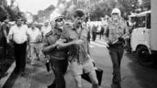 Policie při zákroku proti demonstrantům na Václavském náměstí u příležitosti výročí 21. srpna 1968.